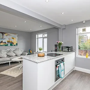 The Popular Racecourse Apartments, Sleeps 4, Free Parking Chester